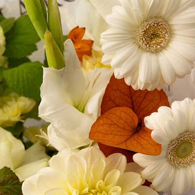 Букет с белым гладиолусом и герберой